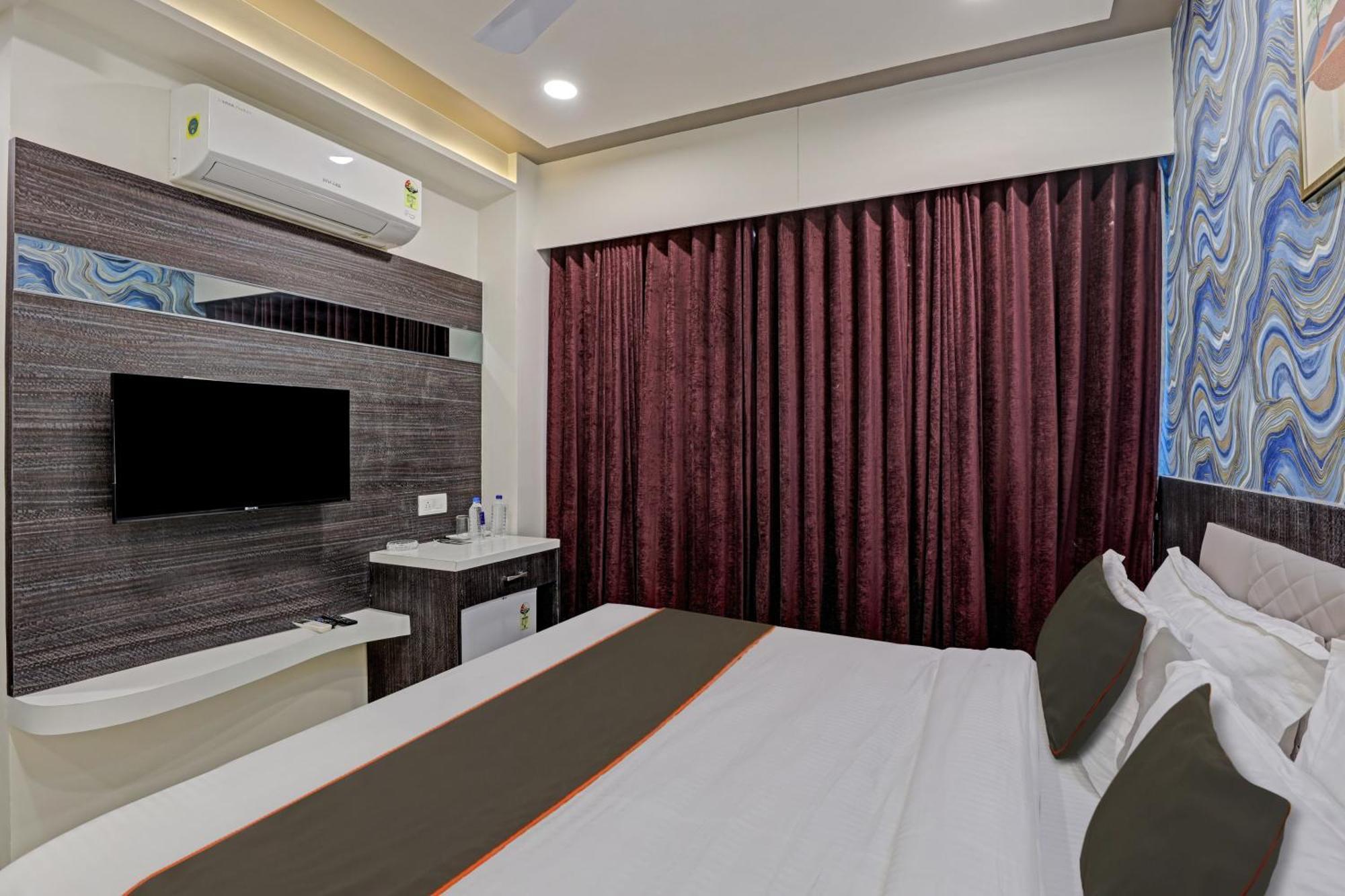 Hotel Collection O Alpha One Ahmedabad Exterior foto