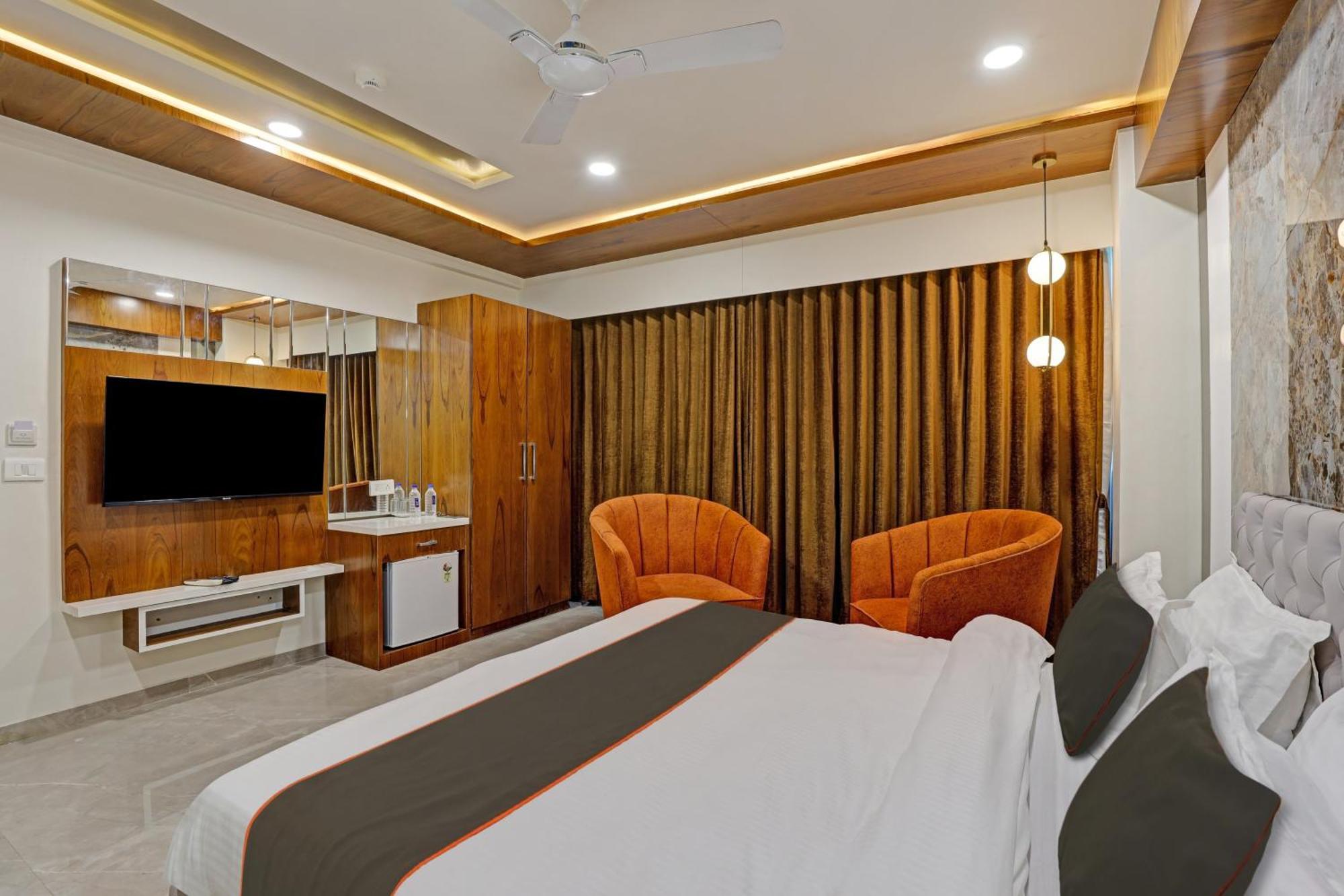 Hotel Collection O Alpha One Ahmedabad Exterior foto
