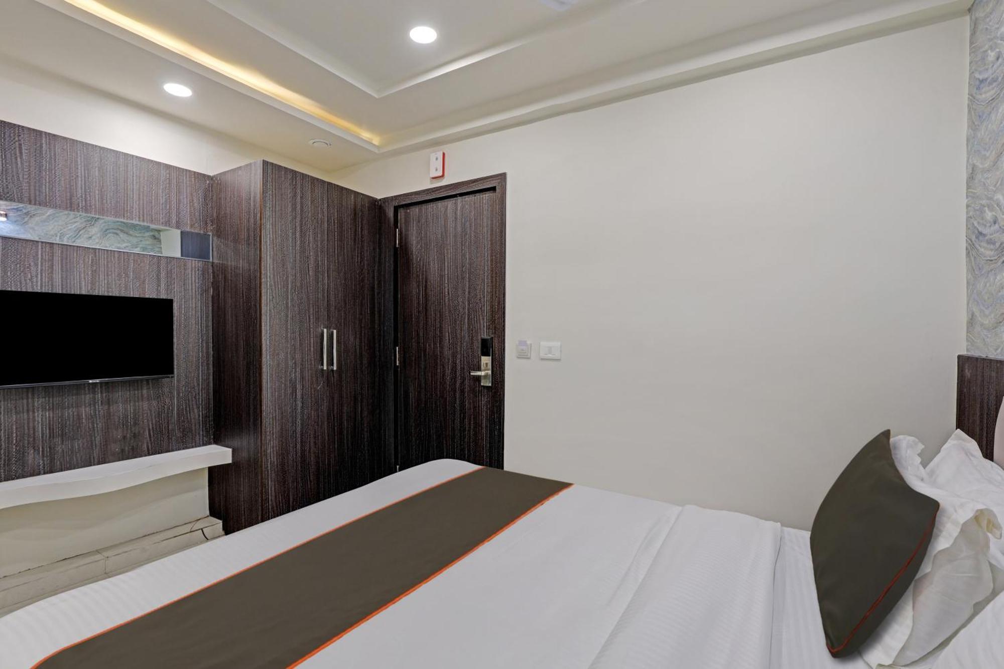 Hotel Collection O Alpha One Ahmedabad Exterior foto